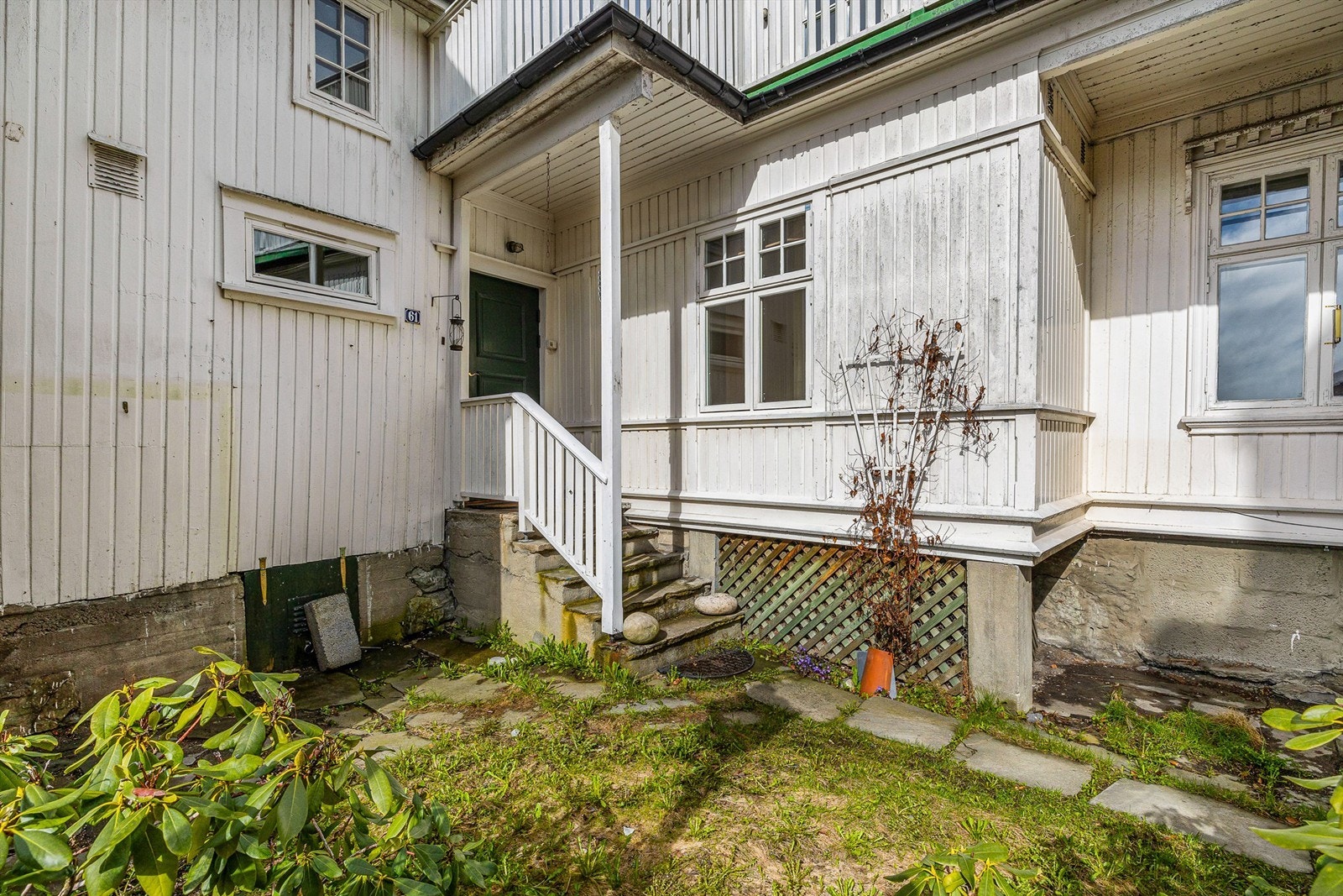 Bakgården med liten gressplen. Galleribilde