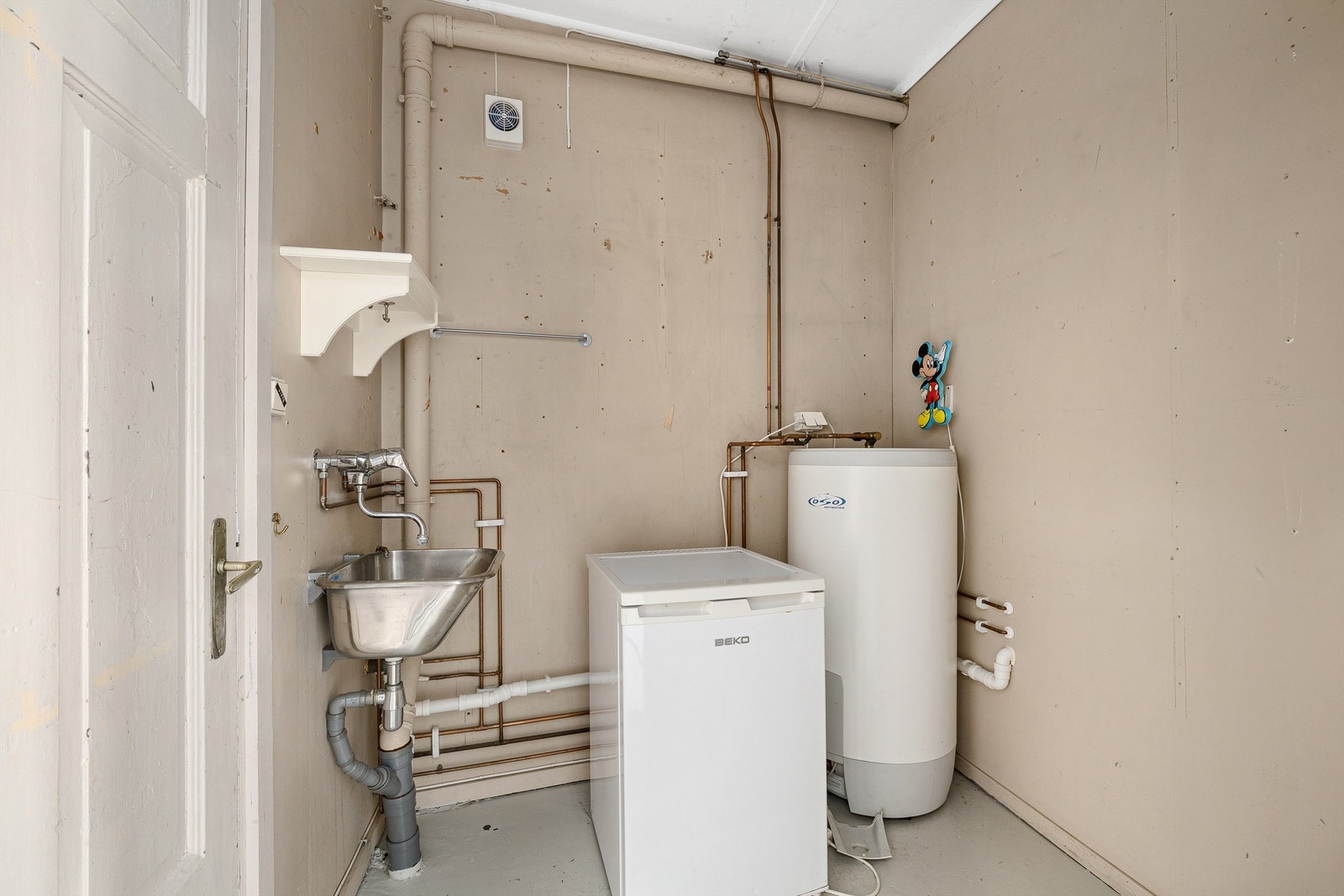 Vaskerommet ligger mellom gangen og verkstedet i 1. etasje. Galleribilde