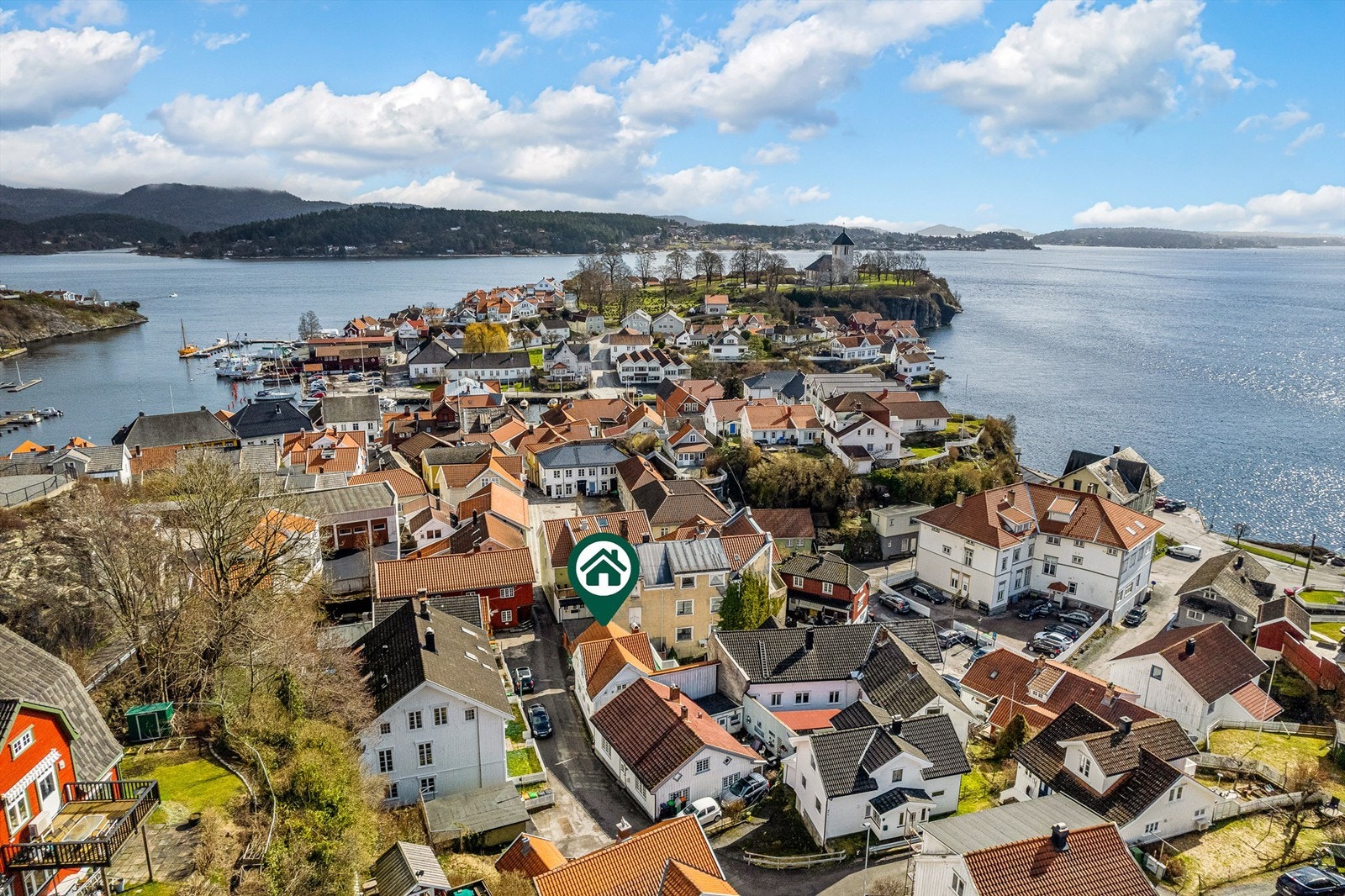 Fra boligen er det kort avstand til bykjernen og til sjøen. Galleribilde