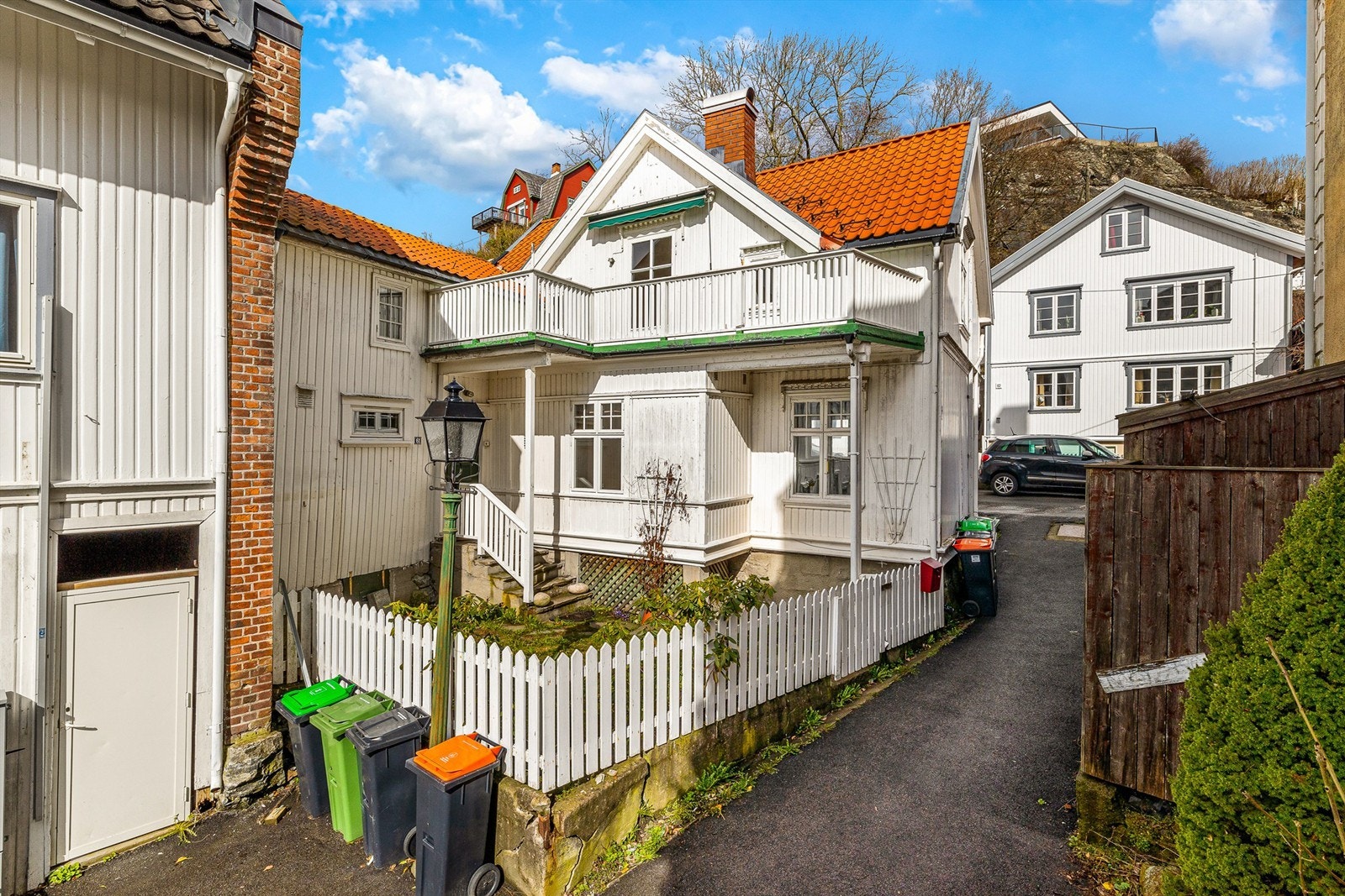 Fasade mot syd med bakgård og inngangsparti. Galleribilde