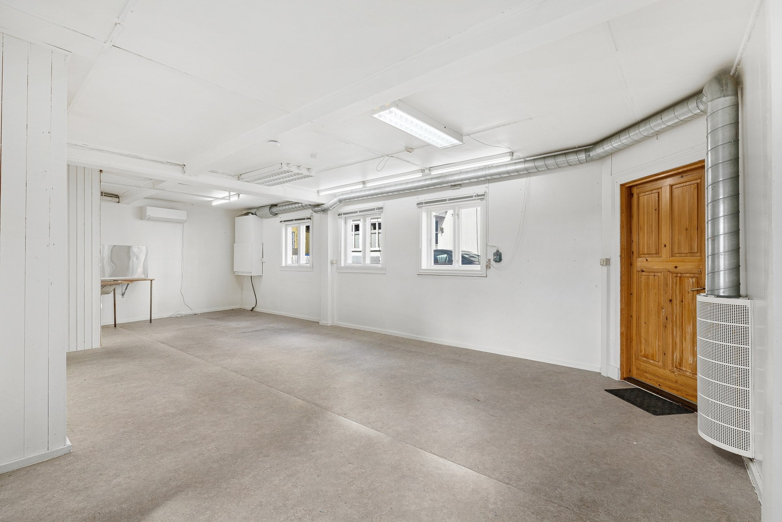 Stort verksted/lagerrom med utgang til gateplan. Galleribilde