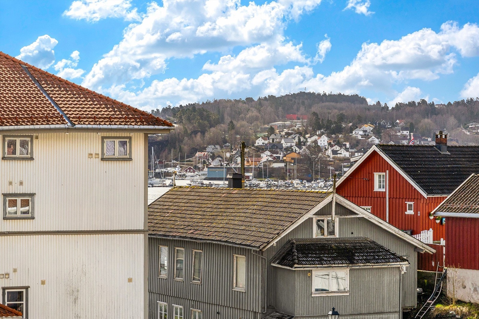Gløtt av sjø fra altanen. Galleribilde