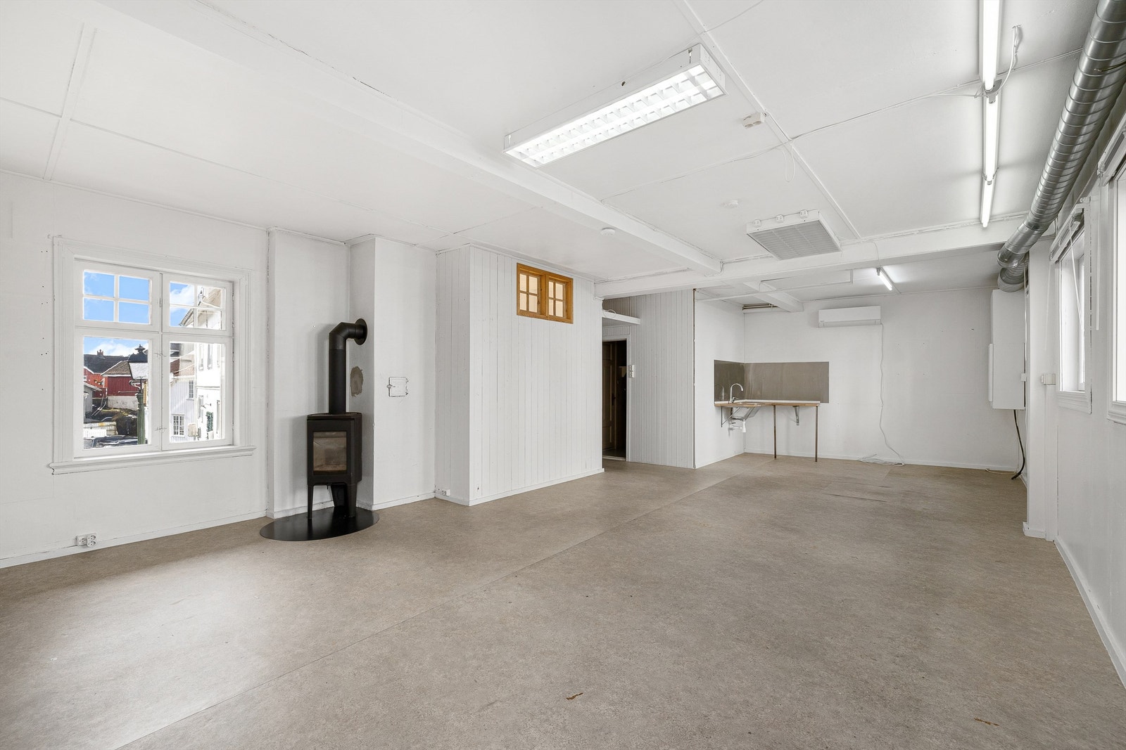 I verkstedet er det peisovn, ventilasjonsanlegg og vaskekum. Galleribilde