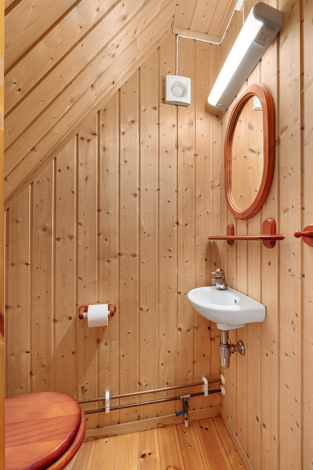 Toalettrom med vask. Galleribilde