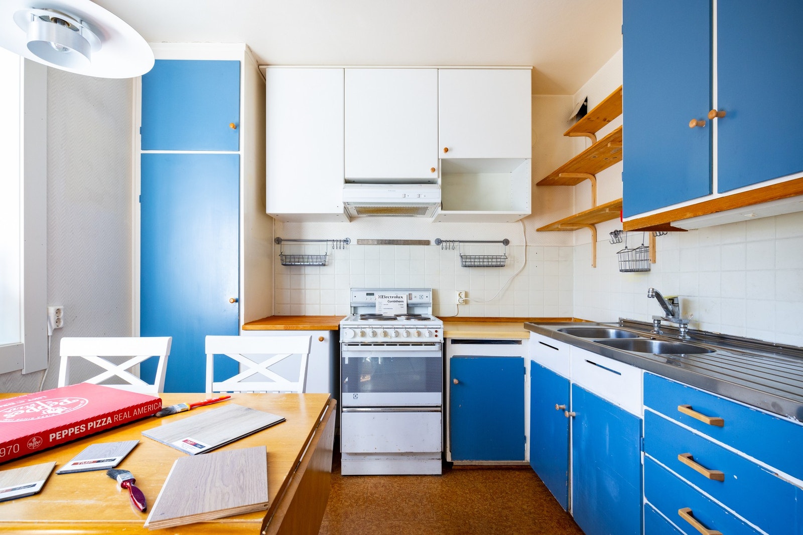 Innredningen er fra byggeår med benkeplater av både tre og laminat. Flisfelt på overside. Galleribilde