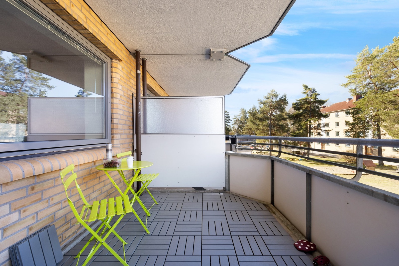 God plass til balkongmøblement, beplantning og grill. Borettslaget tillater elektrisk og gassgrill. Galleribilde