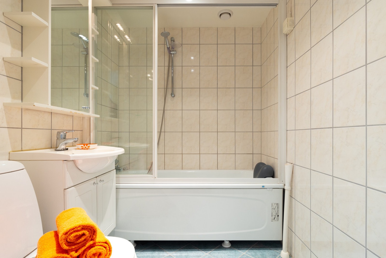 Boligens baderom ble pusset opp i regi av borettslaget i 2004. Galleribilde