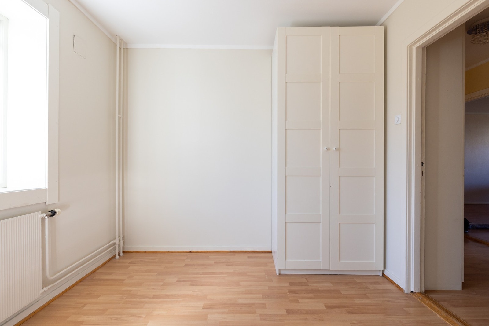 Soverommene har malt strie og laminat på gulv. Galleribilde