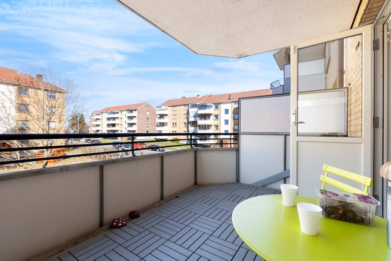 Med boligen får du gleden av en herlig, vestvendt balkong på 9 kvm. Gode solforhold med ettermiddag- og kveldssol. Galleribilde