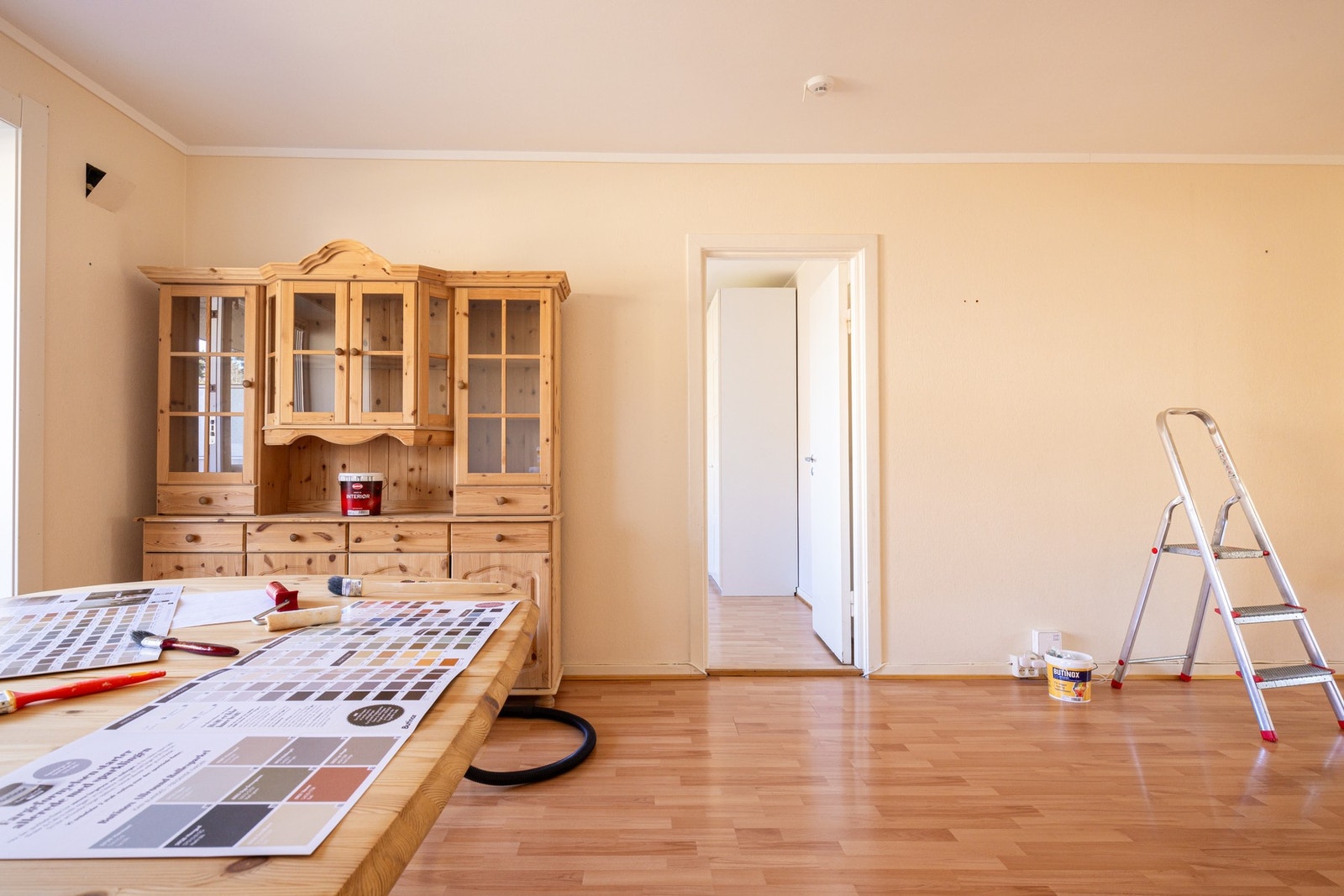 Rommets utforming gjør det enkelt å møblere med plass til sofagruppe og tilhørende møblement. Galleribilde