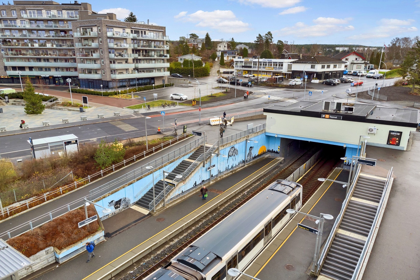 På Oppsal T-banestasjon går linje 3 Mortensrud-Kolsås. Galleribilde
