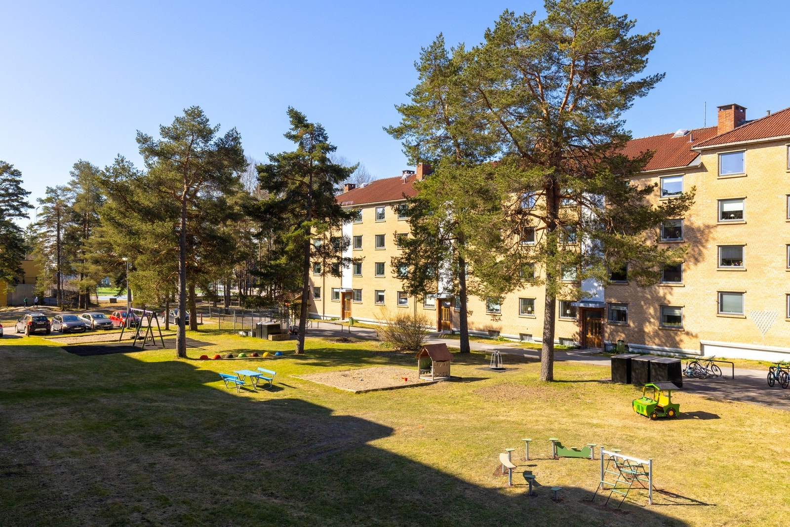 Fra balkongen er det hyggelig utsyn mot borettslagets frodige fellesområder. Galleribilde