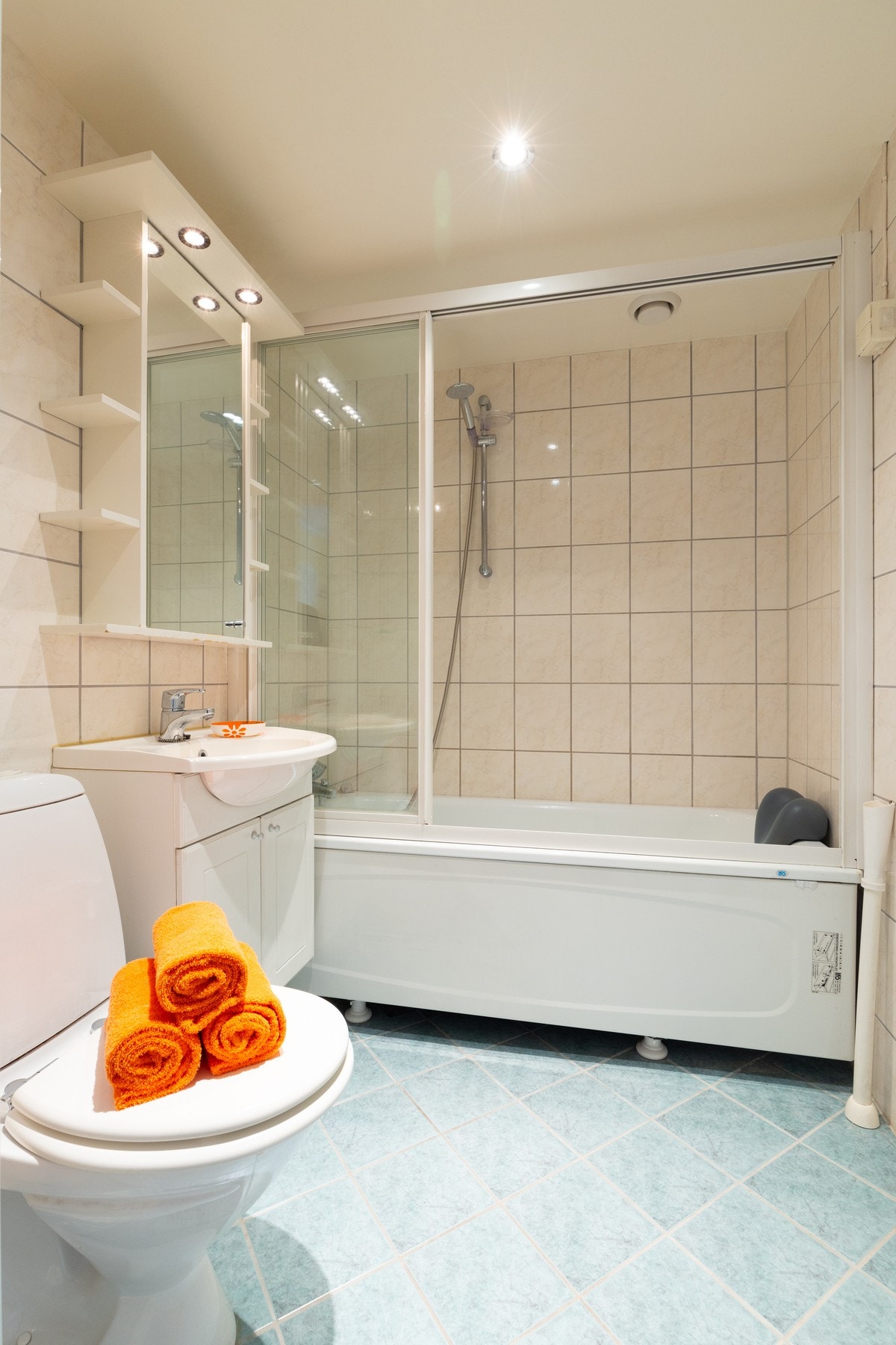 Innredningen består av servant på underskap samt speilskap med lys og hylleløsning. Det er også opplegg for vaskemaskin. Galleribilde