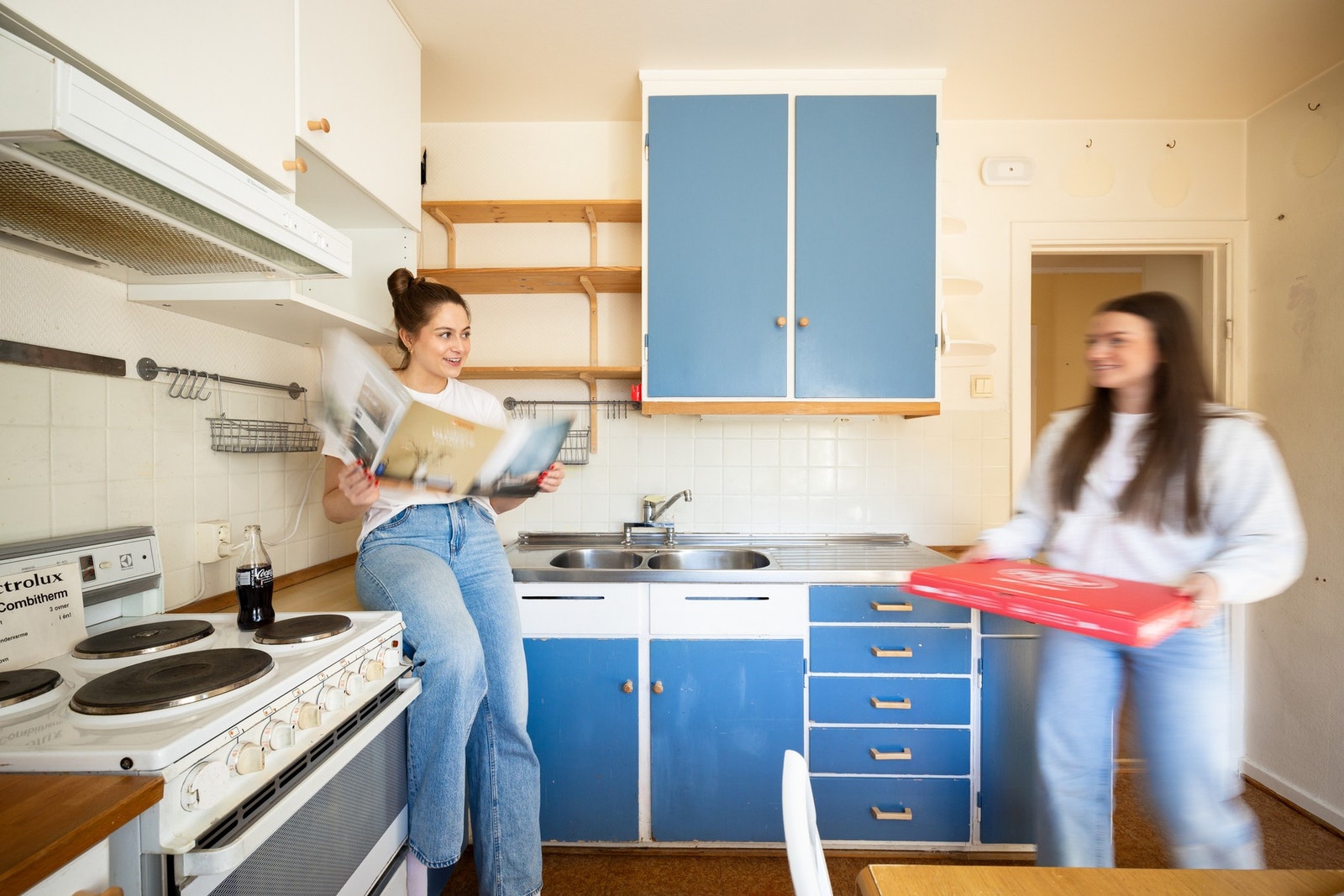 Dette er et kjøkken som ønsker litt omsorg og kjærlighet - her er alle muligheter åpne for å lage sitt eget drømmekjøkken! Galleribilde