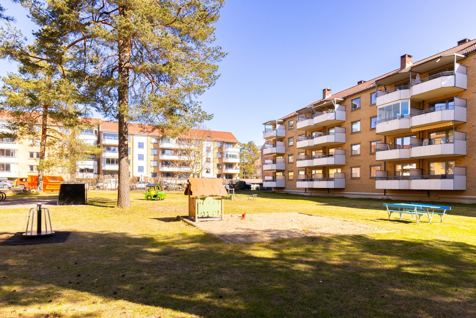 Fasade - boligen er vendt mot hyggelige fellesområder. Galleribilde