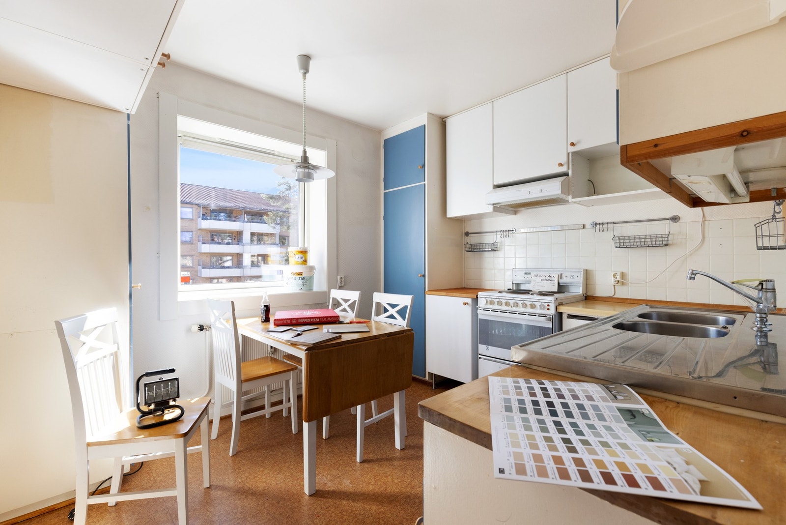 Boligens kjøkken er separat, noe som er praktisk om du ønsker å trekke deg litt tilbake for å lage måltidene i fred og ro. Galleribilde