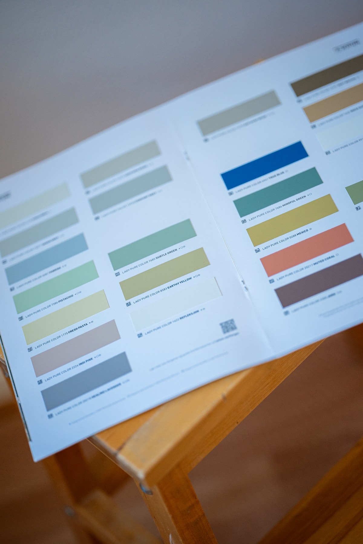 Overflatene er med malt strie og laminat på gulv. Galleribilde