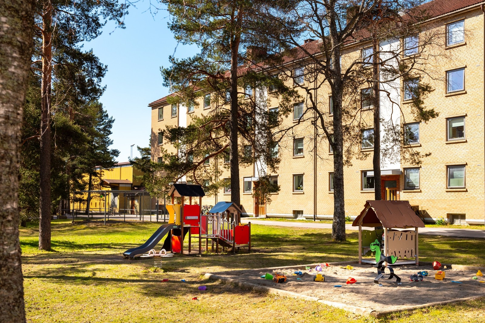 Borettslaget har fått opp helt nye lekeapparater og husker for barna. Galleribilde