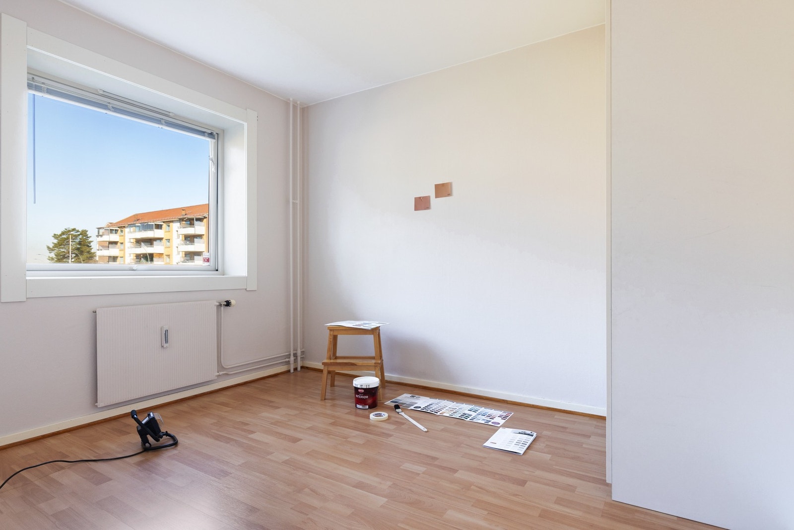 Her er det plass til seng, nattbord og oppbevaringsmøblement. Galleribilde