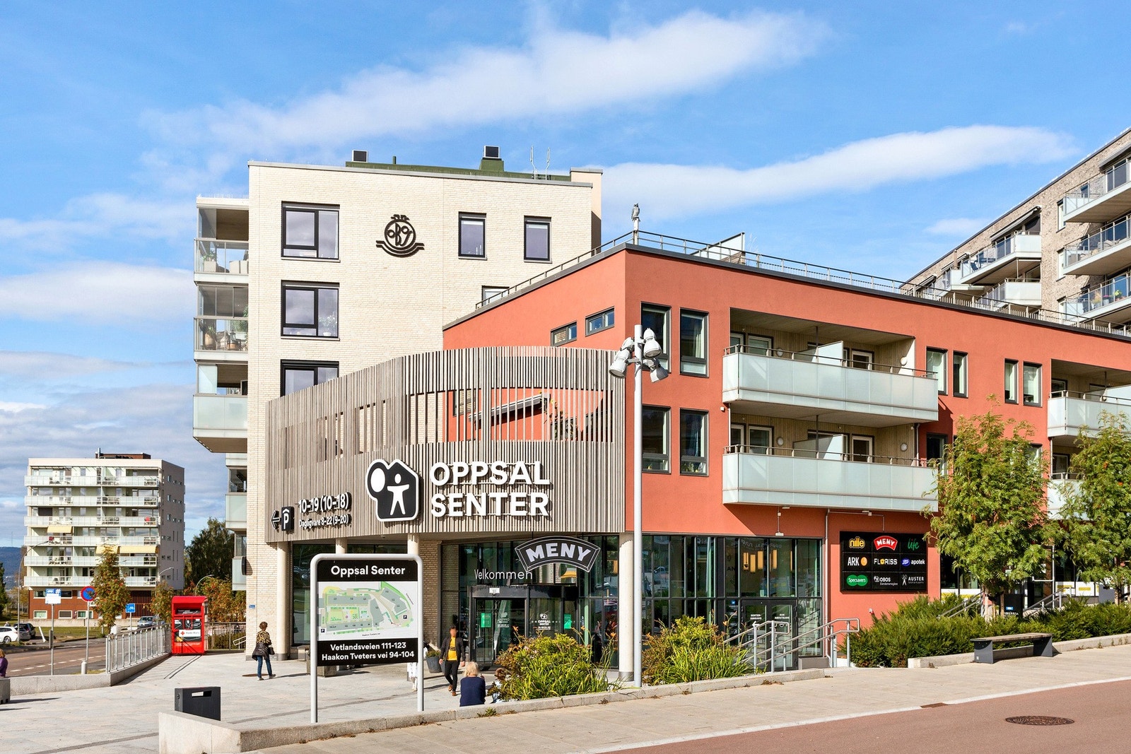 Oppsal senter har blant annet Meny, apotek, frisør, Normal og spisesteder. Galleribilde