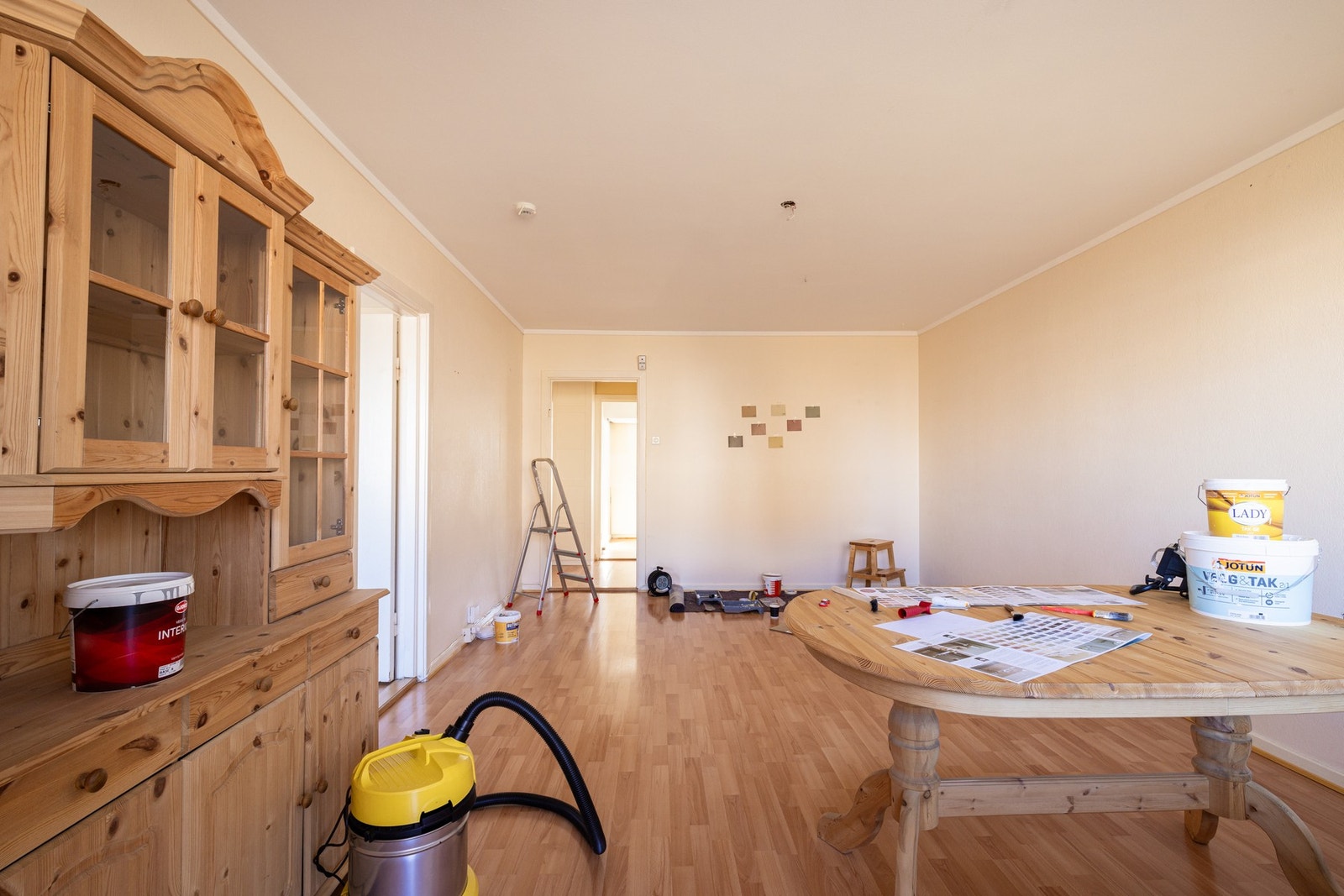 Boligens oppholdsrom er av god størrelse. Stuen ligger vegg i vegg med bad. Galleribilde