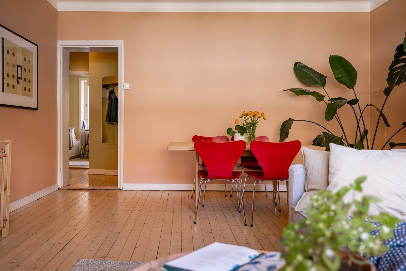 Det er god plass til en spisestue langs veggen. Skal du invitere mange middagsgjester er det også plass til et større spisebord. Galleribilde