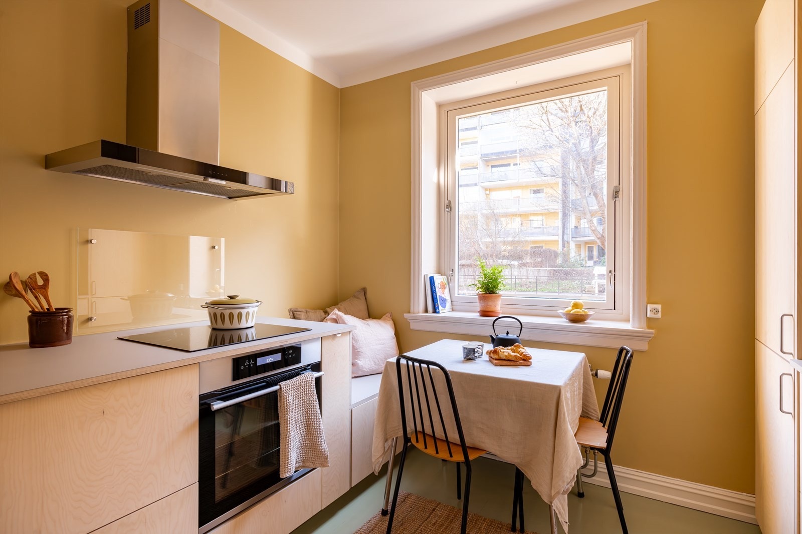 Her har du også plass til et eget spisebord - perfekt for en kjapp frokost når tiden ikke strekker til. Galleribilde