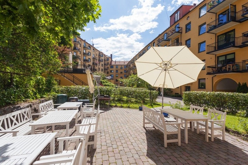 På sommerstid kan du flytte innekosen ut i den herlige grønne oasen av en bakgården. Ta med deg noe godt å drikke, digg mat, og noen å dele måltidet med! Galleribilde