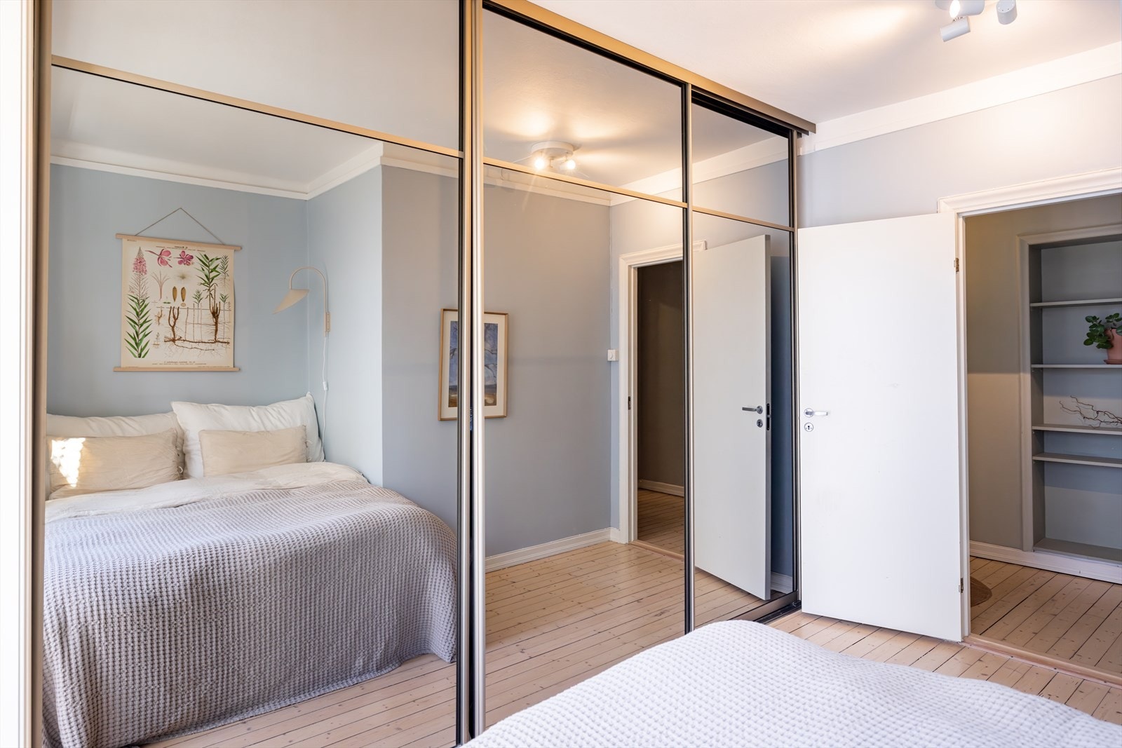 Rommet gir god plass til dobbeltseng og nattbord. Galleribilde