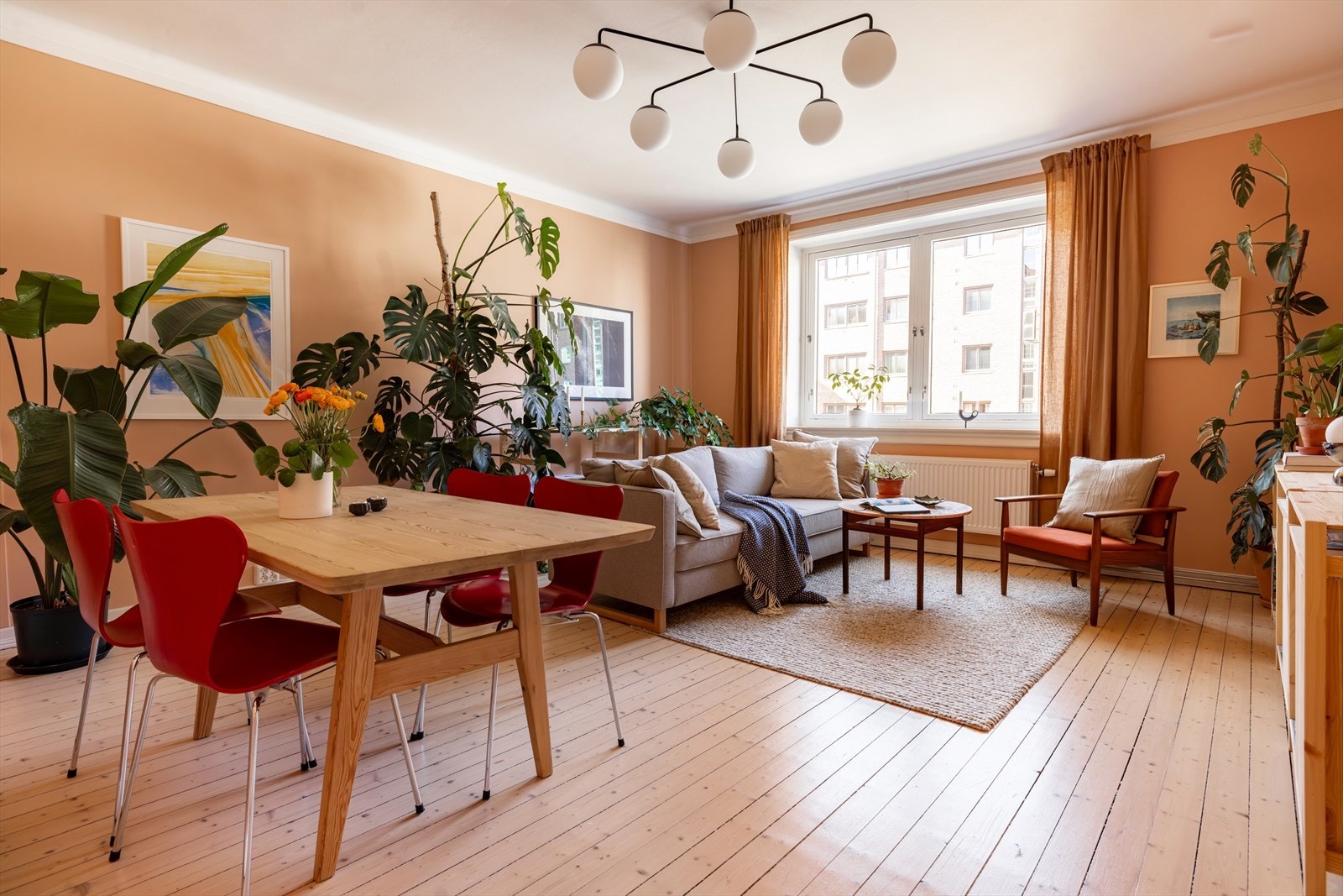 I denne 2-romsleiligheten har man virkelig klart kunsten å forvandle en bygårdsleilighet til et unikt hjem med personlighet og hygge. Galleribilde