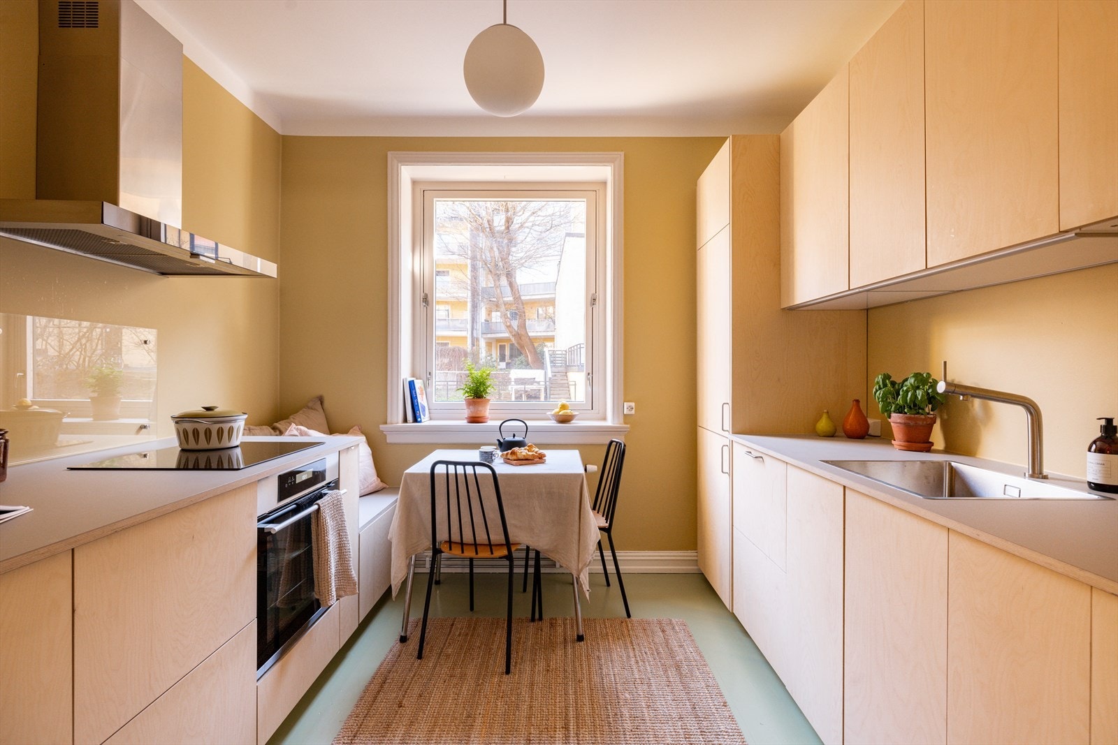 Det vakre kjøkkenet er både estetisk og praktisk. Her ligger alt til rette for både erfarne masterchef'er og hobbykokker. Galleribilde