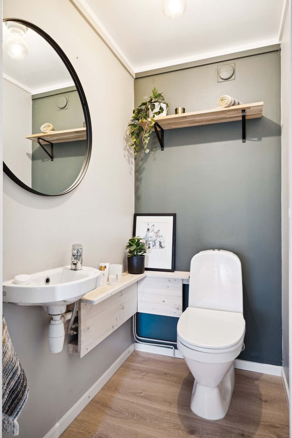 Eget wc-rom like ved badet. Galleribilde