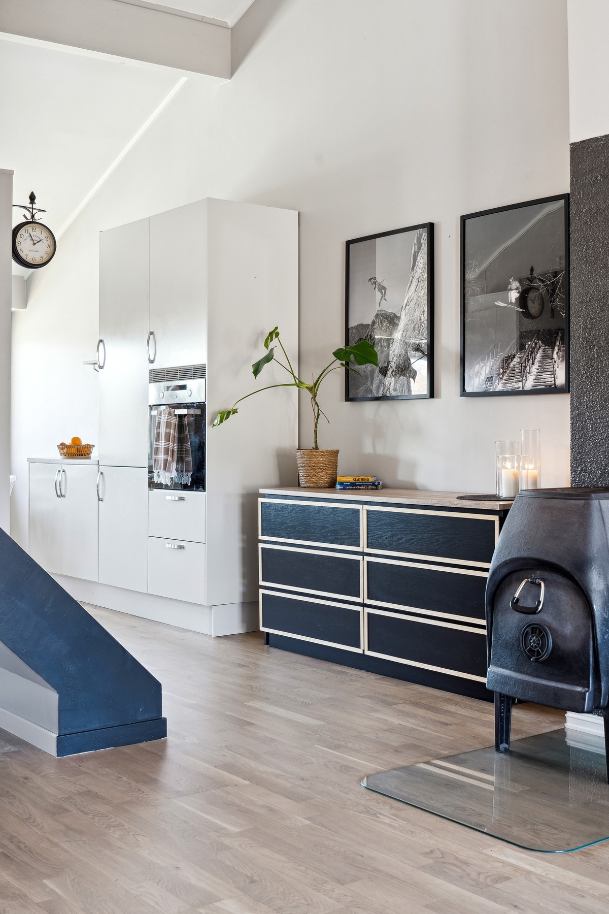 Det er montert vedfyring for varme på kalde dager og kosens skyld. Galleribilde