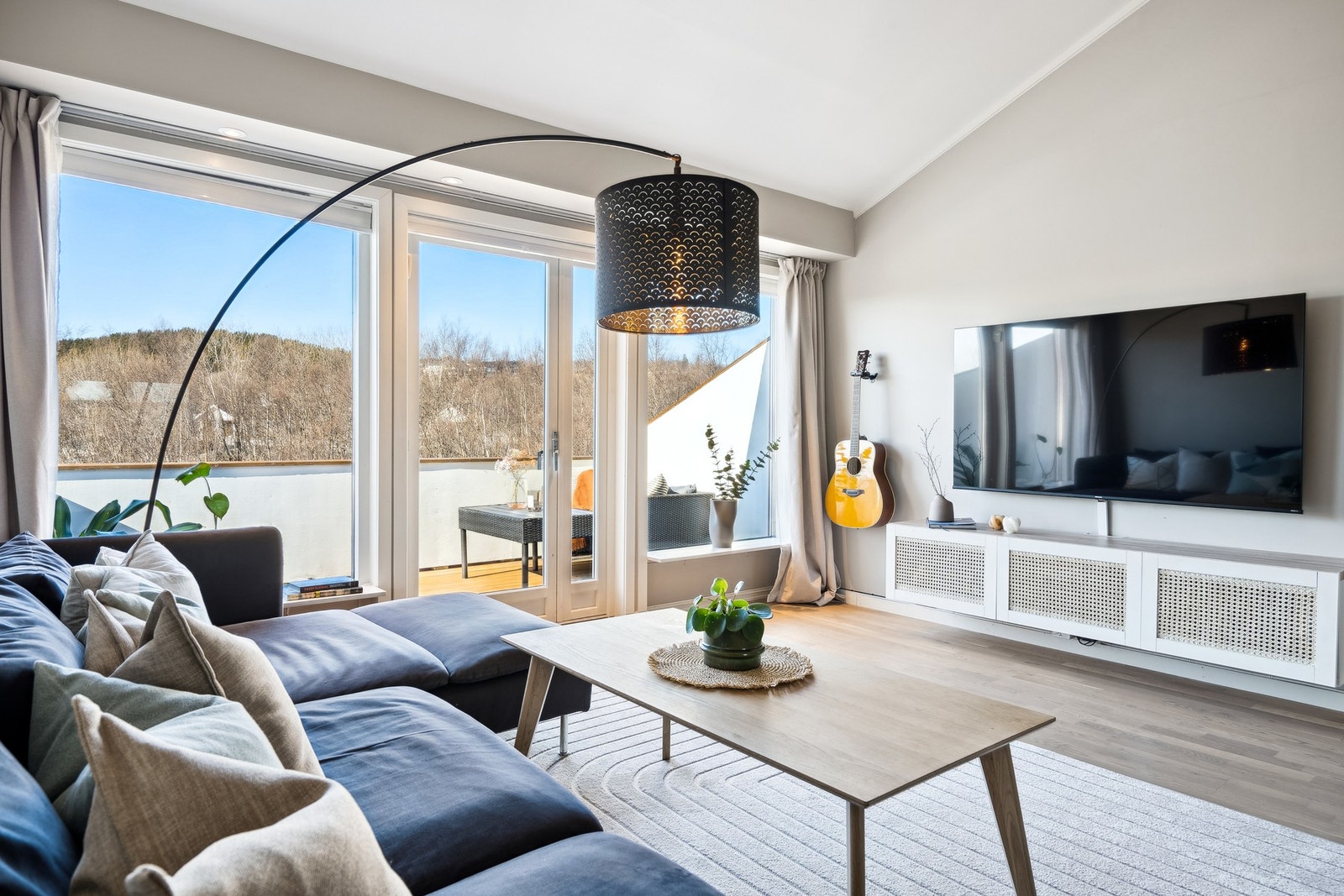Utgang fra stue til vestvendt balkong. Galleribilde