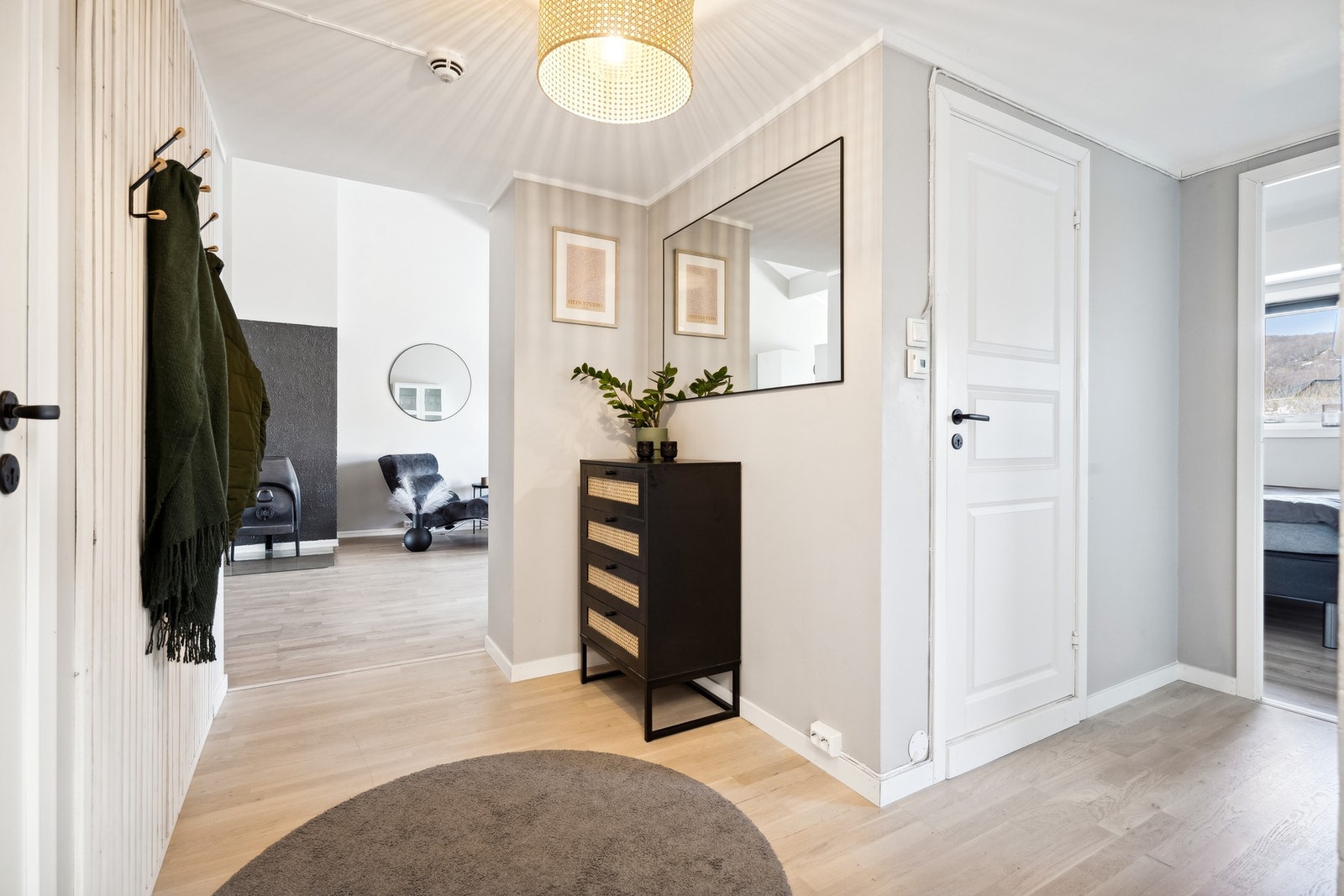Velkommen inn - lys og innbydende entré. Direkte adkomst til stue, bad, wc-rom, vaskerom og 2 soverom. Galleribilde