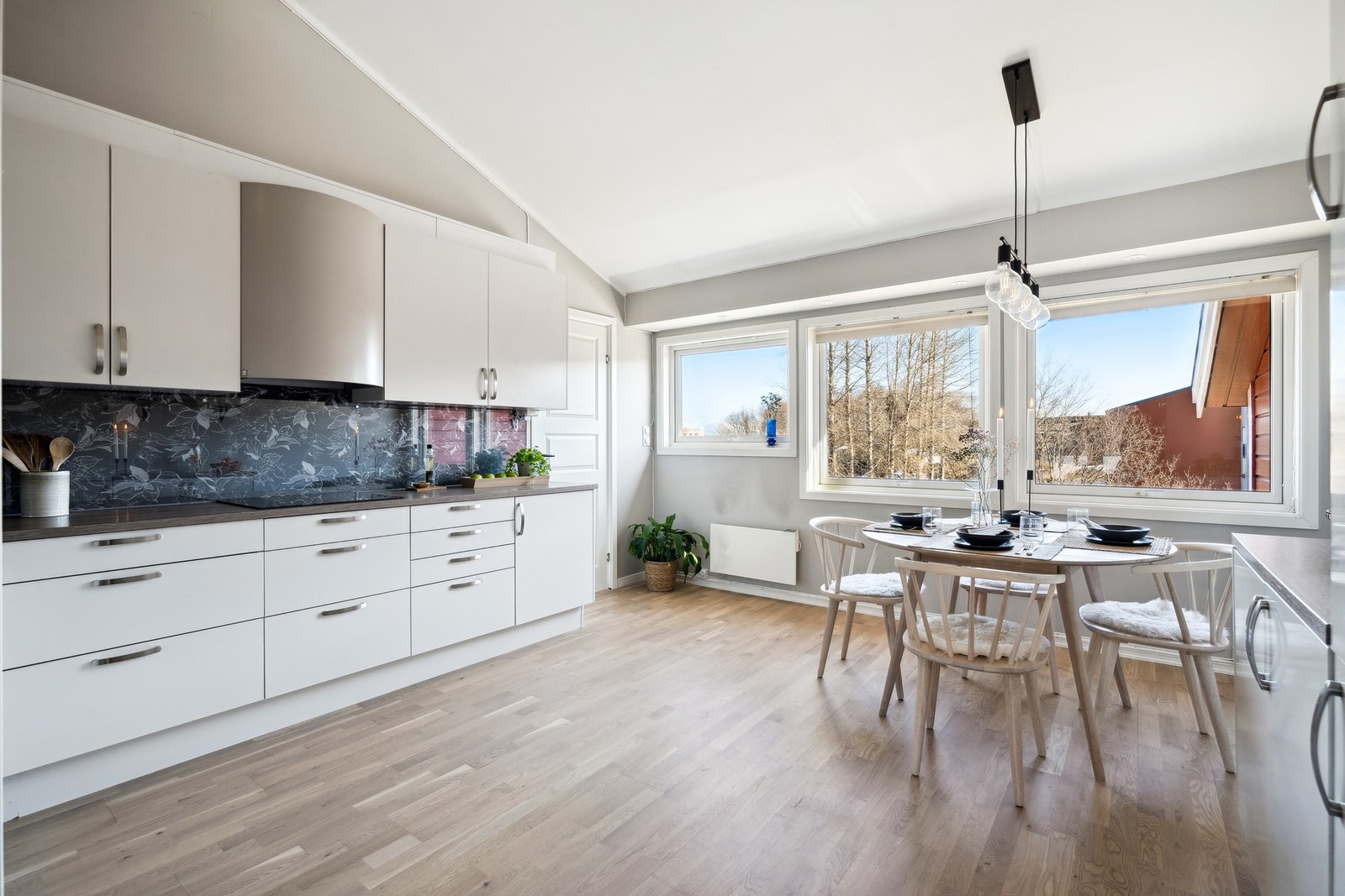 God plass til spisebord i tilknytning. Galleribilde