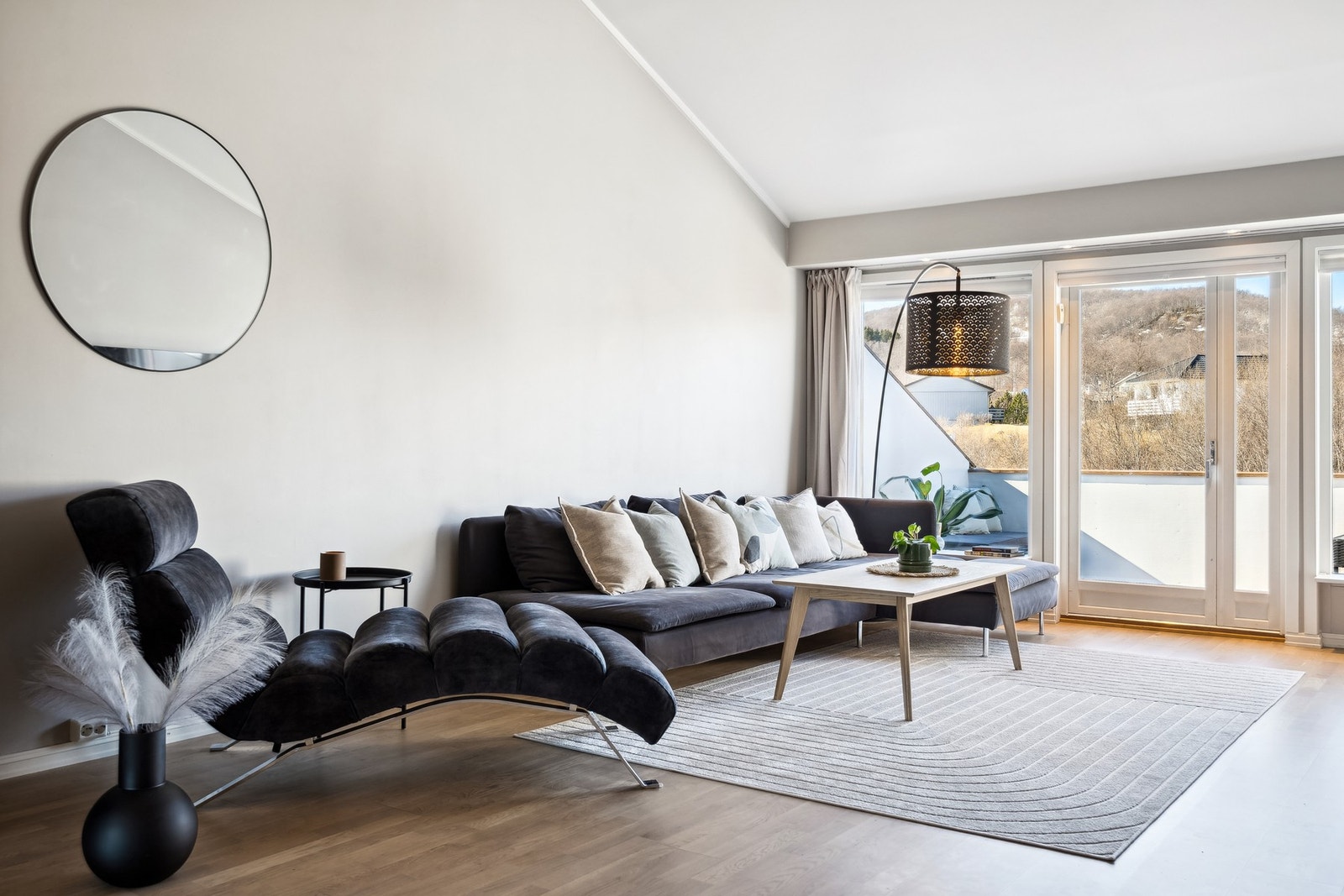 God plass til sittegruppe. Galleribilde