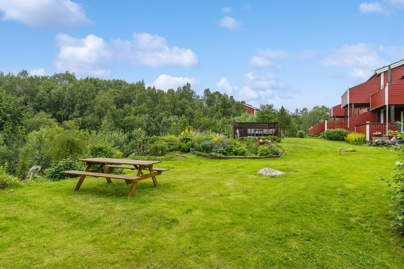 Borettslaget har trivelige uteområder rett ved leiligheten. Galleribilde