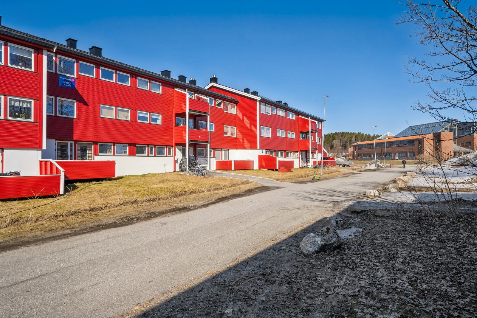 Her bor man i trivelige omgivelser med kort vei til alle daglige nødvendigheter. Borettslaget har to felles parkeringsområder med el-billadere man kan benytte. Galleribilde