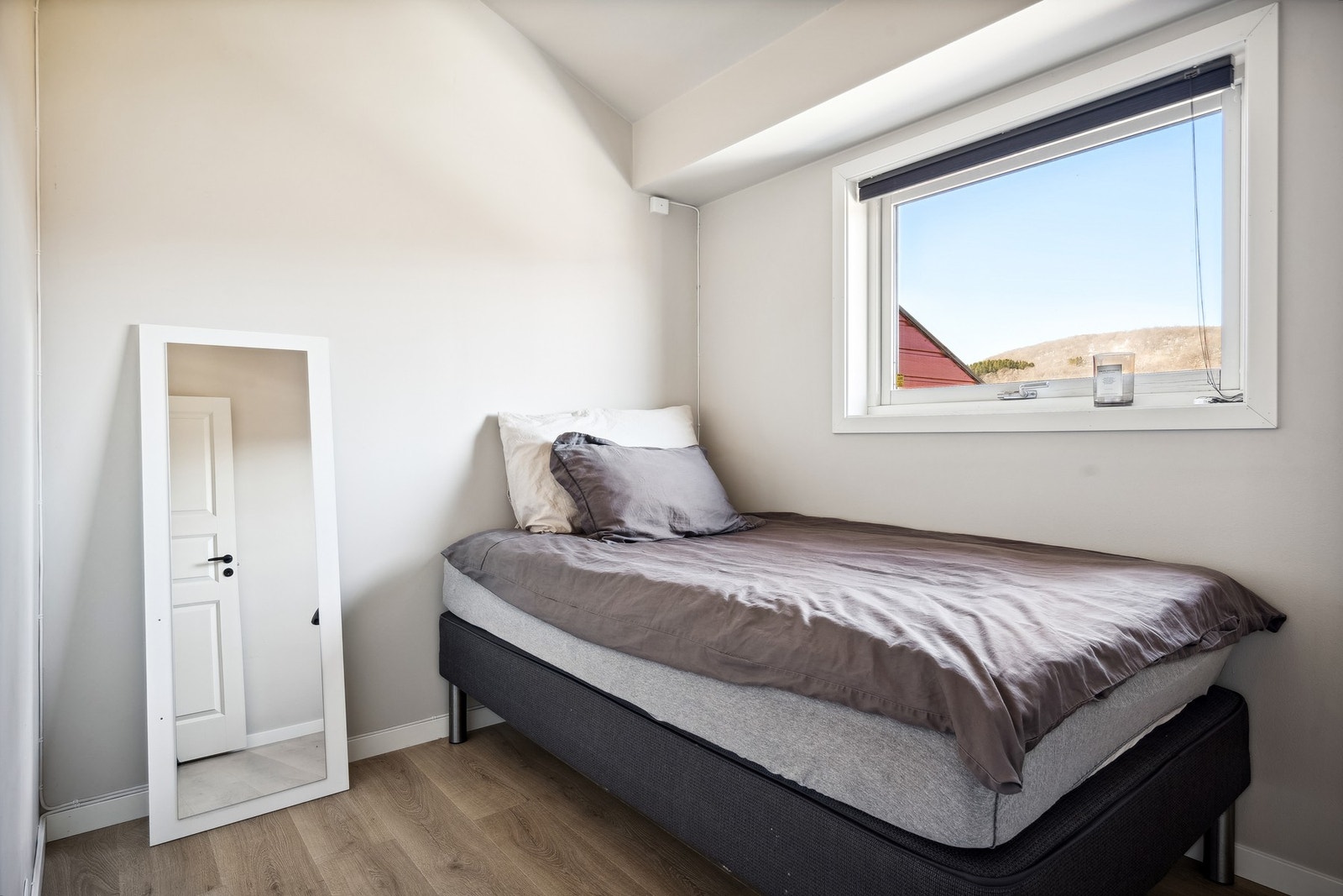 Soverom nr. 3 er mindre, og egner seg godt til bruk som gjesterom/kontor/walk-in - alt etter ønske og behov. Galleribilde