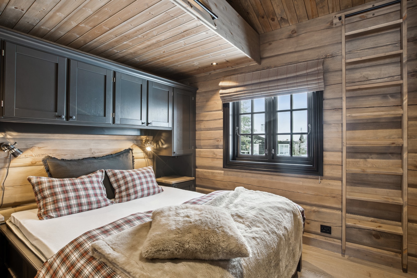 Hyggelig innredet soverom. Legg merke til hemsen med egen stige.(Bilde fra tilsvarende hytte) Galleribilde