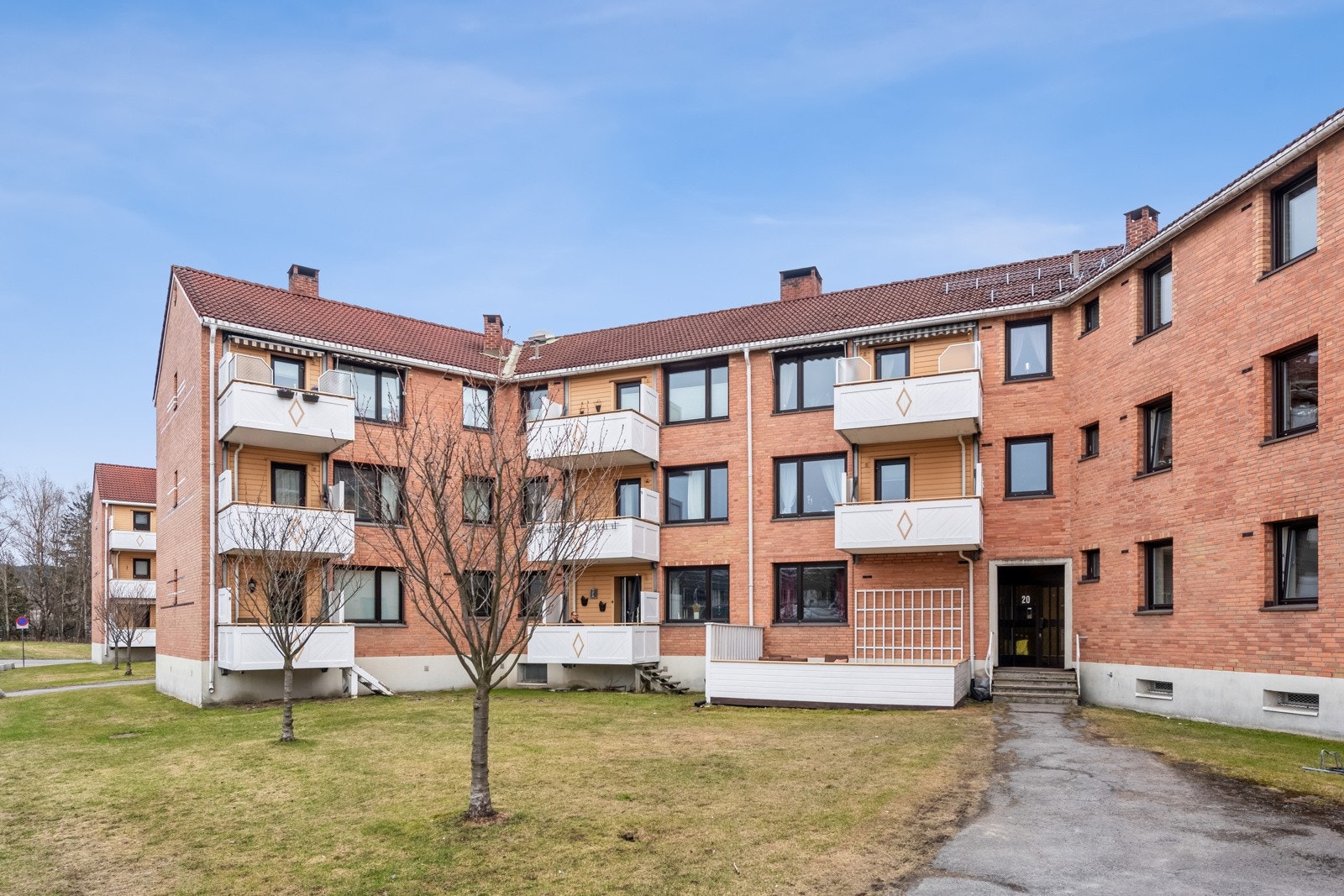 Stjerneblokkene med 3 etasjer, og pent uteområde. Galleribilde