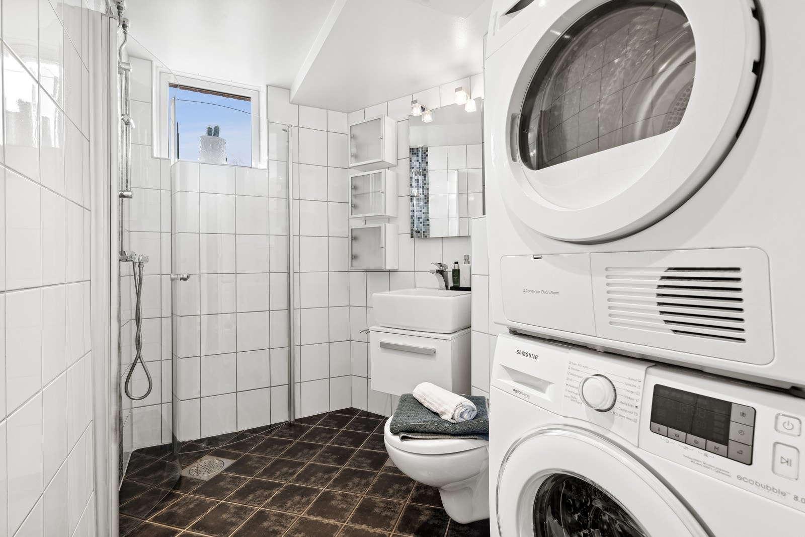 Badet har opplegg for vaskemaskin og tørketrommel Galleribilde