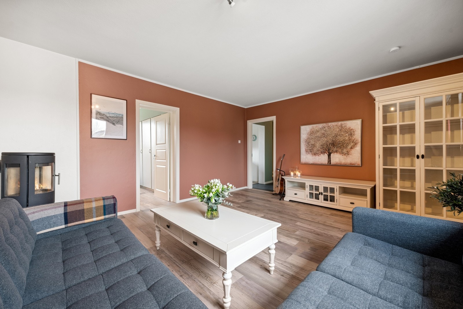 Stuen har god plass og det er mange ulike møbleringsmuligheter. Galleribilde