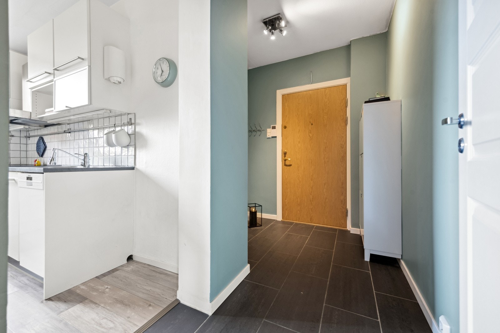 I entreen er det plass til å henge fra seg yttertøy og sko. Galleribilde