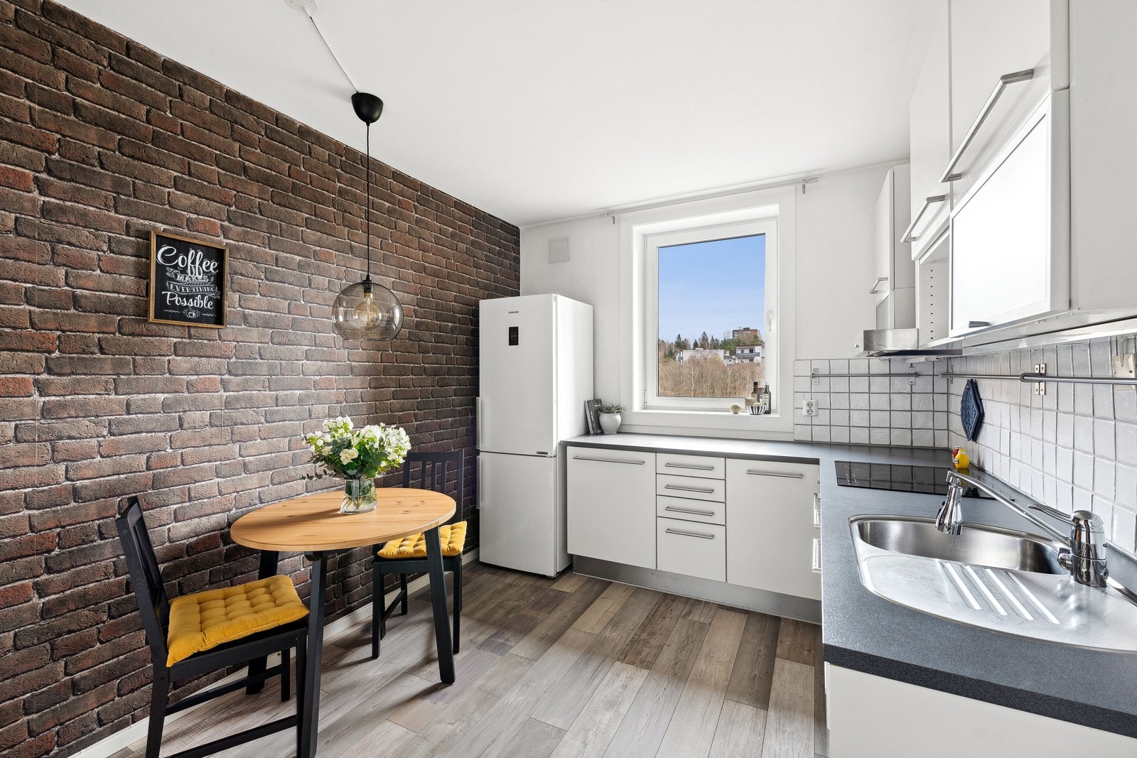 Kjøkkenet har plass til en hyggelig spisegruppe Galleribilde