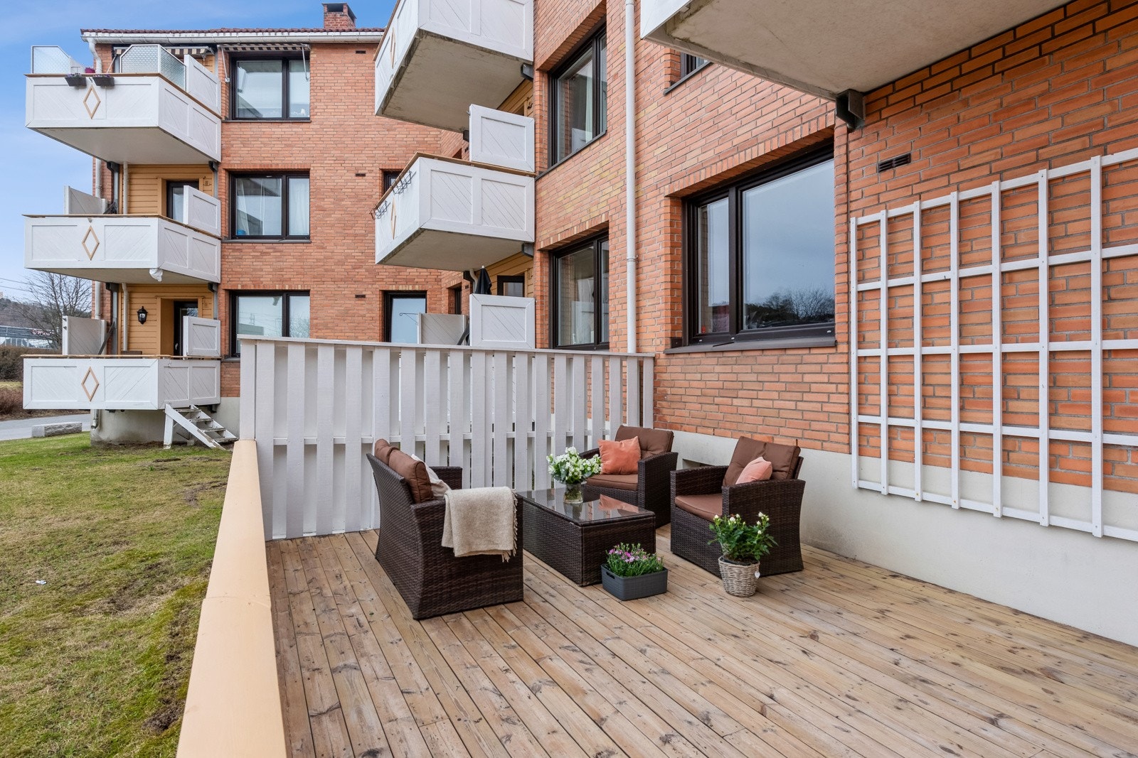 Terrasse er på ca 20 kvm og det er god plass til både sittegruppe, grill og beplantning. Galleribilde