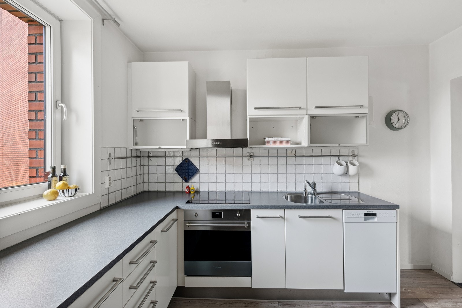 Separat kjøkken med godt med skap- og benkeplass. Galleribilde