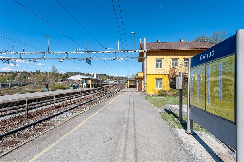 Kun få minutters gange fra leiligheten ligger Grorud stasjon. Bussen går fra Maria Dehlis vei. Galleribilde