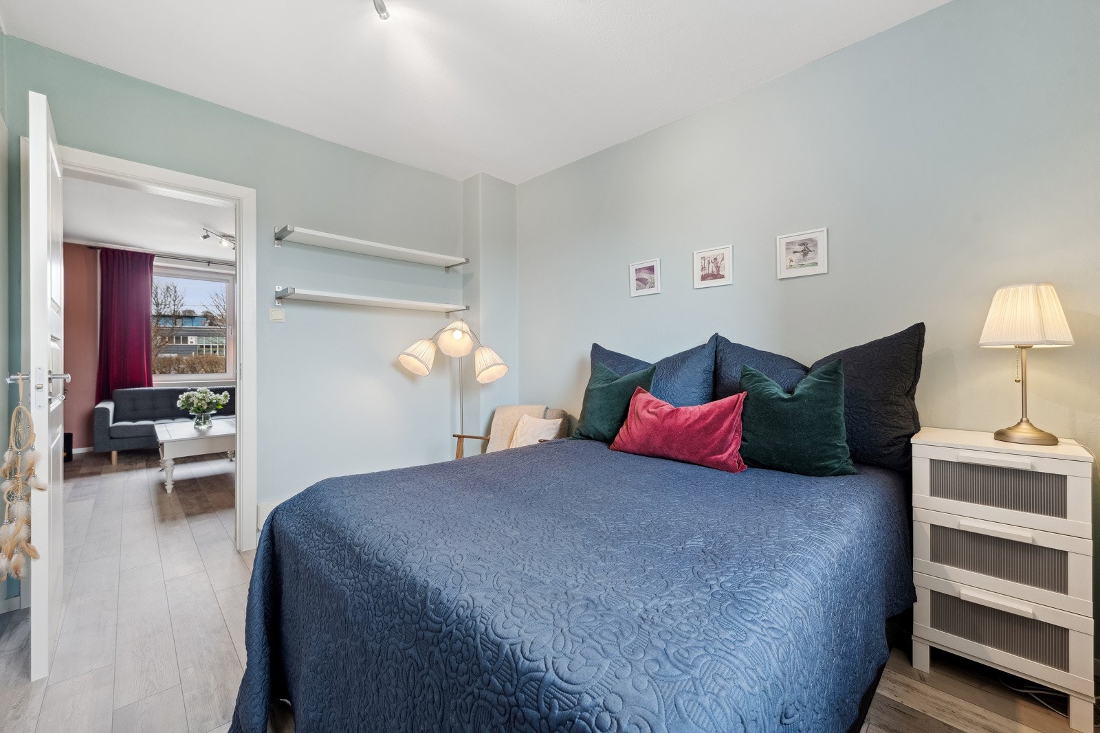 Fra stuen er det adkomst til boligens soverom. Soverommet er av god størrelse og vender ut mot friarealer i blokken. Galleribilde